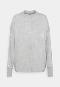 Ljusgrå knapp-up sweatshirt med långa ärmar, ribbad mudd, bröstficka med broderad logotyp och rund halsringning.