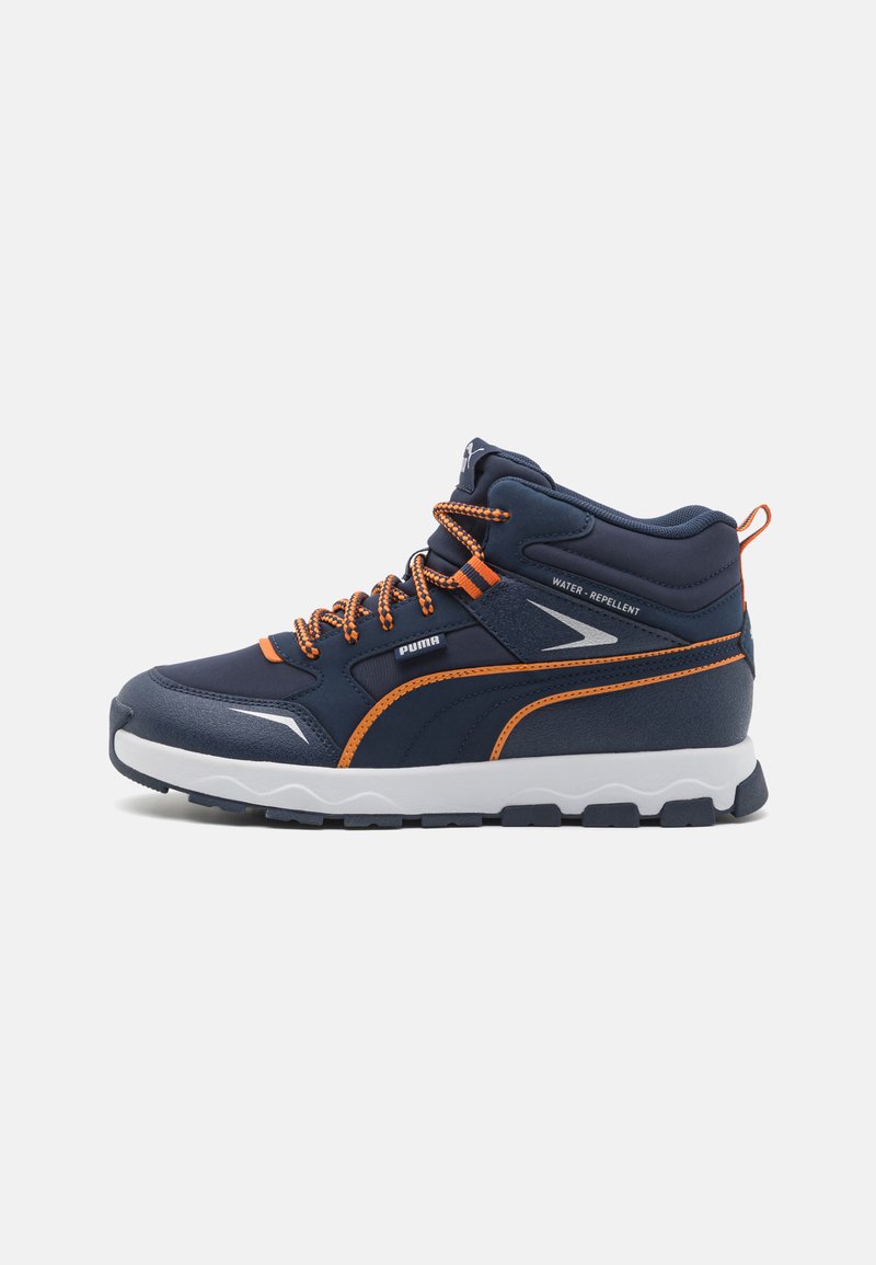 Sneaker mid-top impermeabili di colore blu navy con dettagli arancioni, tomaia in sintetico texturizzato, colletto imbottito e suola in gomma bianca.