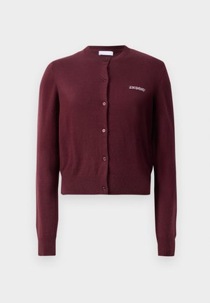 Bordó kardigán kötött anyagból, kerek nyakkivágással, hosszú ujjal és gombos záródással, a hátán az "2ND DAY" hímzett.