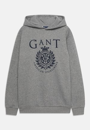 Szara bluza z kapturem z nadrukowanym z przodu logo GANT i herbem z napisem „American Sportswear” w ciemnoniebieskim kolorze.