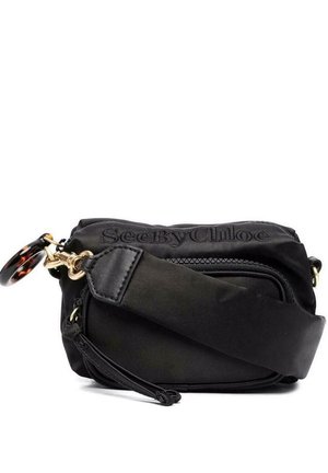 Bolso bandolera negro SeeByChloé con correa ancha ajustable, herrajes dorados, bolsillo frontal con cremallera y detalle de llavero con carey.