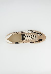 Baskets présentant un design léopard beige et noir, en matériaux suède et tissu, avec des accents blancs et des lacets beiges.