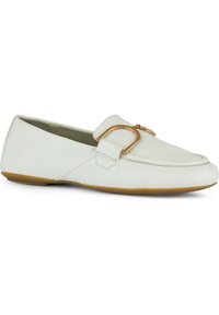 Mocasín de cuero blanco con punta redonda, un pequeño acento en metal dorado, y diseño sin cordones. Textura suave con una suela de goma flexible.