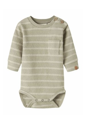 Body beige à manches longues pour bébé avec des rayures blanches horizontales, poche avant, épaule boutonnée et fermetures pression au bas.