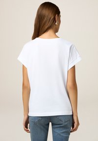 Oltre CON STAMPA E PAILLETTES - T-shirt con stampa - bianco