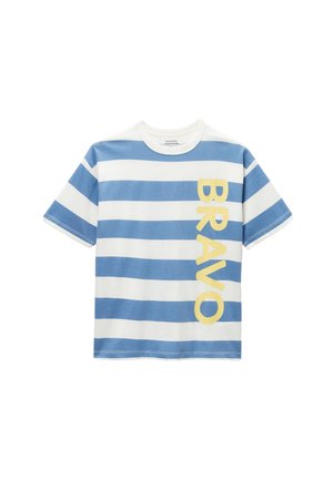 T-shirt à manches courtes avec des rayures horizontales bleues et blanches et le mot BRAVO en grandes lettres jaunes, verticalement sur le côté droit.
