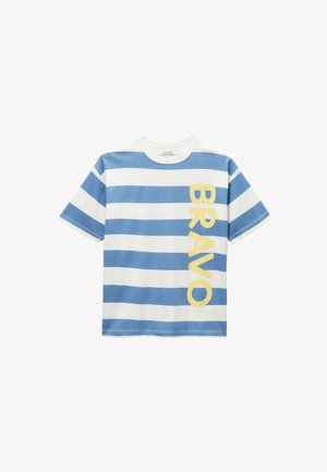 T-shirt à manches courtes avec des rayures horizontales bleues et blanches et le mot BRAVO en grandes lettres jaunes, verticalement sur le côté droit.