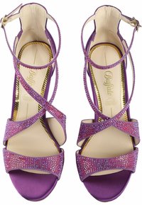 Décolleté con cinturini realizzati in satin viola arricchiti con strass. Soletta beige liscia, design open toe e cinturini regolabili alla caviglia.