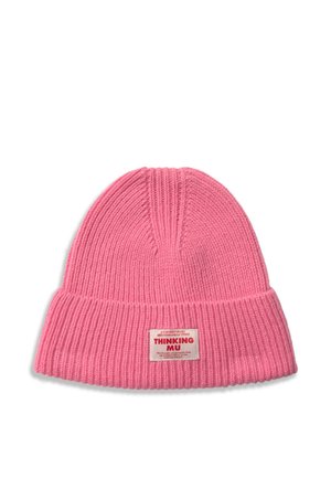 Gorro de punto acanalado rosa con puño doblado y etiqueta blanca rectangular que dice "Thinking Mu" en texto rojo.