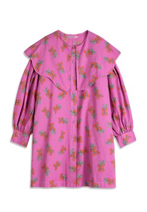 Robe longue rose à manches longues avec grand col arrondi et imprimé cerises orange, dotée de boutons sur le devant et de poignets froncés.