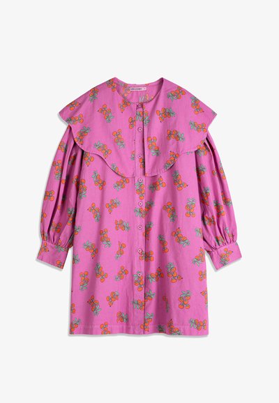 Robe longue rose à manches longues avec grand col arrondi et imprimé cerises orange, dotée de boutons sur le devant et de poignets froncés.