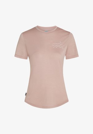 Camiseta rosa claro de manga corta con cuello redondo, con un pequeño gráfico blanco de montaña y sol en el pecho izquierdo y una etiqueta lateral.