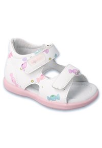 Białe klapki z wzorem cukierkowym, z różową podeszwą, dwiema rzepami i otwartym przodem dla wentylacji.