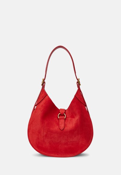 Rdeča torbica iz semiša s ukrivljeno obliko, z vrhnim ročajem, zlatim kovinskimi dodatki in osrednjim zaponko. Gladke teksture, minimalističen dizajn.