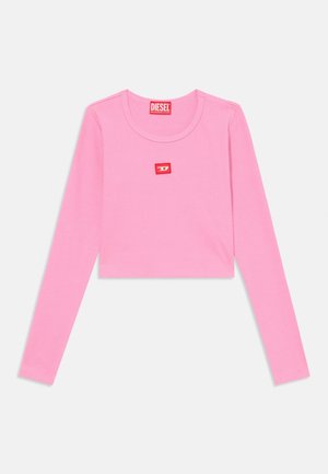 Pinkes langärmliges, kurzes, geripptes Top mit rundem Ausschnitt und kleinem rotem Diesel-Logo-Patch mittig auf der Brust.