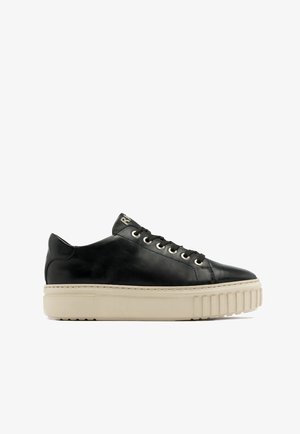 Baskets en cuir noir avec une semelle plateforme beige épaisse, bout rond, six œillets métalliques et logo sur la languette. Texture lisse.