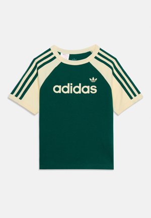 adidas Originals, TEE JUNIOR - T-shirt imprimé - collegiate green/warm vanilla