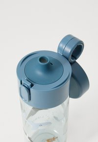 Transparent vannflaske med blå plastlokk og flip-top tut. Har illustrasjoner av fisk og en hval på kroppen.