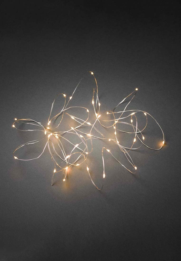 Dünne silberne Drahtlichter, die verworren und sanft vor einem dunkelgrauen Hintergrund leuchten.