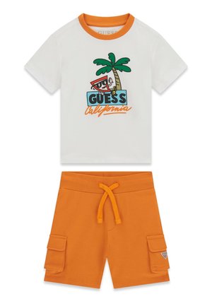 T-shirt blanc à manches courtes pour enfants avec col orange et motif graphique, associé à un short orange avec cordon de serrage et poches latérales.