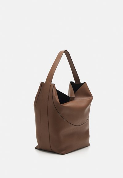 Sac fourre-tout en cuir marron avec une texture lisse, un design incurvé et des coutures accentuées. Doté de longues anses plates et d'une ouverture sur le dessus.