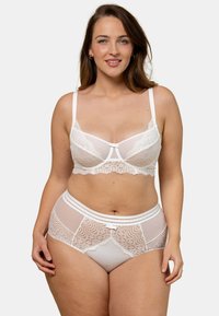 Ensemble soutien-gorge en dentelle blanche et culotte taille haute, avec des motifs en dentelle complexes, des panneaux transparents, des bretelles réglables et des accents de nœud.