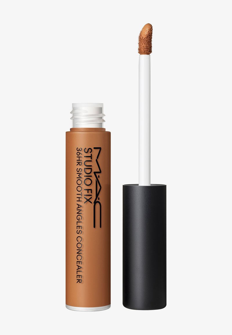 Tube de correcteur MAC Studio Fix 36HR Smooth Angles avec applicateur, affichant une teinte beige moyen.