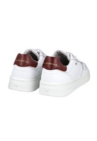 Zapatillas deportivas blancas de cuero, con un acabado suave, detalles en el talón en color burdeos y una marca dorada en la parte trasera. Suela de goma.