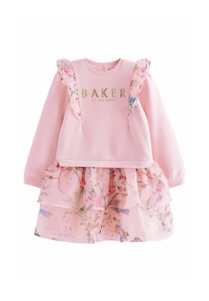 Robe rose à manches longues avec volants floraux aux épaules et jupe en tulle floral superposée, texte doré "BAKER by Ted Baker" sur la poitrine.
