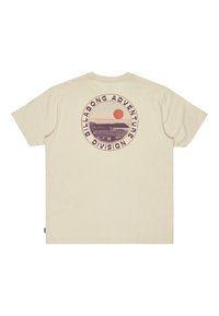 Camiseta de color crema con un gráfico circular en la parte posterior que muestra un paisaje y un sol, etiquetada "Billabong Adventure Division."