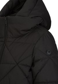 Zwarte pufferjack met een brede capuchon, voorzien van een doorgestikt patroon, een rits aan de voorkant en een ronde logo patch op de mouw.