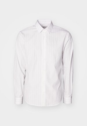 Camisa de manga larga blanca con finas rayas verticales, cuello abotonado y dobladillo curvado. Hecha de una tela suave, presenta puños abotonados.