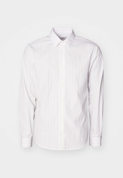 Camisa de manga larga blanca con finas rayas verticales, cuello abotonado y dobladillo curvado. Hecha de una tela suave, presenta puños abotonados.