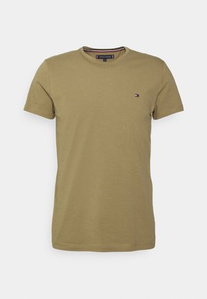 Prosty oliwkowozielony T-shirt z krótkim rękawem, okrągłym dekoltem i małym logo Tommy Hilfiger na lewej piersi.