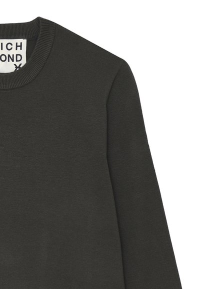 Maglione lungo a maniche lunghe di colore verde scuro a maglia, con colletto girocollo a coste e etichetta del marchio nera e bianca visibile all'interno del colletto.