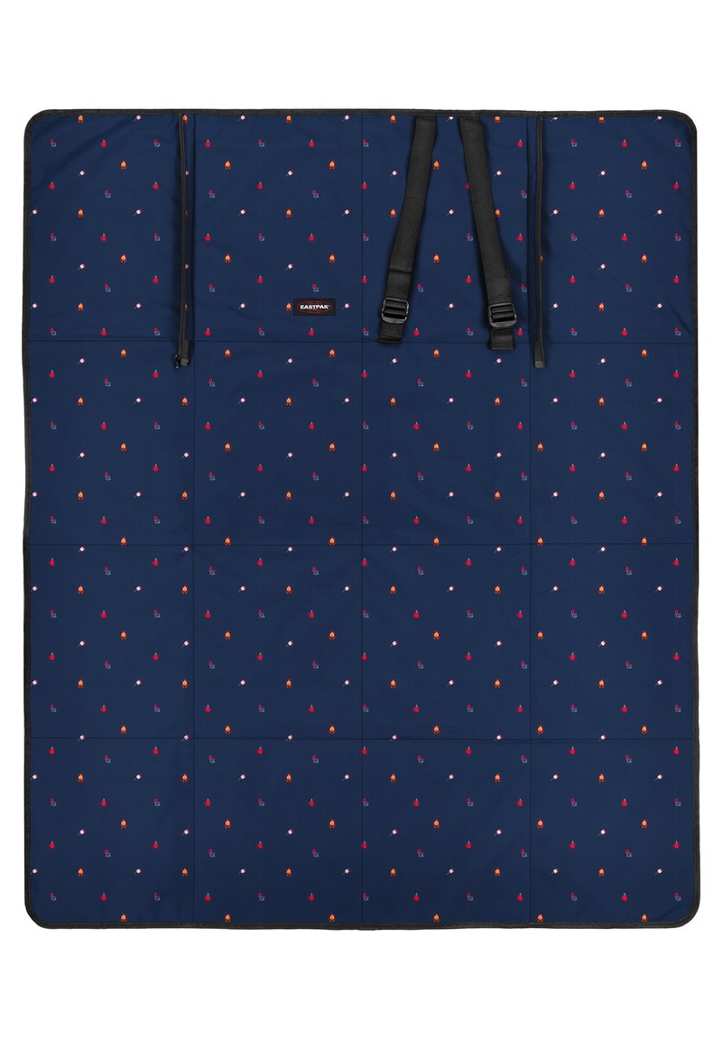 Plaid de pique-nique bleu marine avec un motif de cœurs colorés, doté de sangles noires et d'une bordure cousue. Texture douce et matelassée pour le confort.