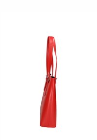 Rode leren tote bag met een plat profiel, ontworpen met twee lange handvatten en een slanke, minimalistische vorm. Soepele textuur met minimale hardware.
