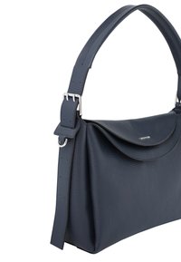 Tengerészkék bőrtáska texturált felülettel, hajtókás zárral és állítható pánttal, amely ezüstszínű díszítéseket tartalmaz.