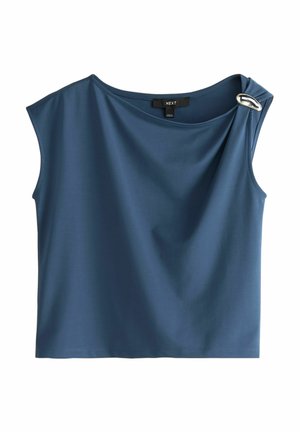 Varrukateta sinine topp lai paadikaelusega, millel on kogutud detail, mis on paremal õlal kinnitatud hõbedase ovaalse prossiga.