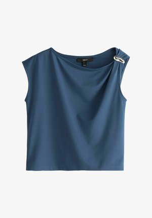 Varrukateta sinine topp lai paadikaelusega, millel on kogutud detail, mis on paremal õlal kinnitatud hõbedase ovaalse prossiga.