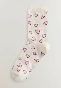 Șosete până la genunchi, de culoare bej deschis, cu un model de inimi roz conturate în maro. Textură moale cu tiv dantelat.