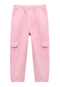 Pantalones cargo rosa con cintura elástica, bolsillos laterales y corte relajado. Están hechos de una tela ligera con una textura suave.