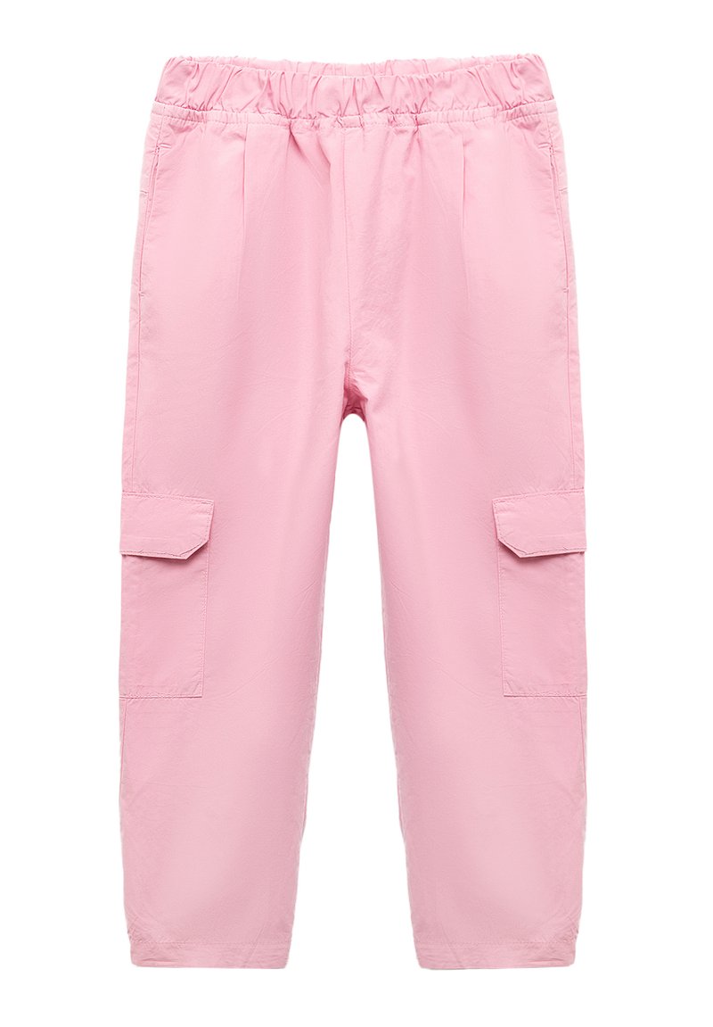 Pantalones cargo rosa con cintura elástica, bolsillos laterales y corte relajado. Están hechos de una tela ligera con una textura suave.