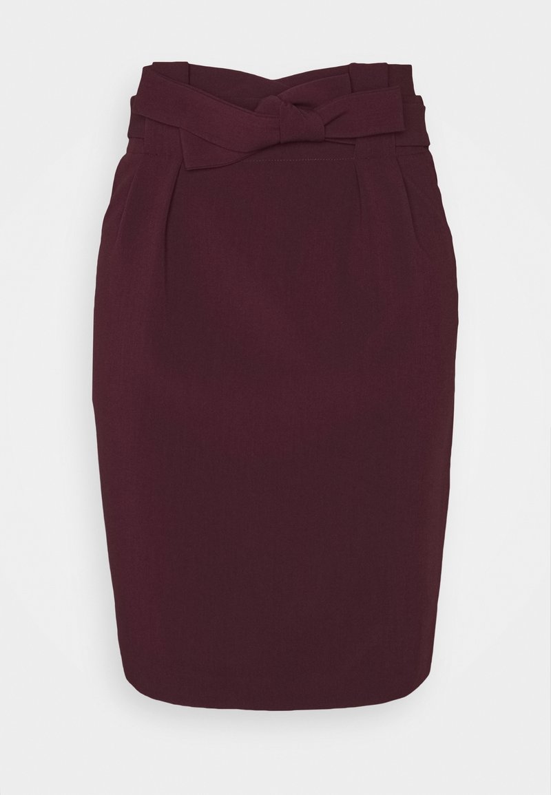 Jupe crayon bordeaux avec un lien à la taille, des plis à l'avant et une texture lisse. Longueur au genou avec une coupe ajustée et structurée.