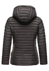 Veste matelassée gris foncé avec capuche, comportant des coutures horizontales et un petit logo en cuir en bas à gauche. Texture lisse.