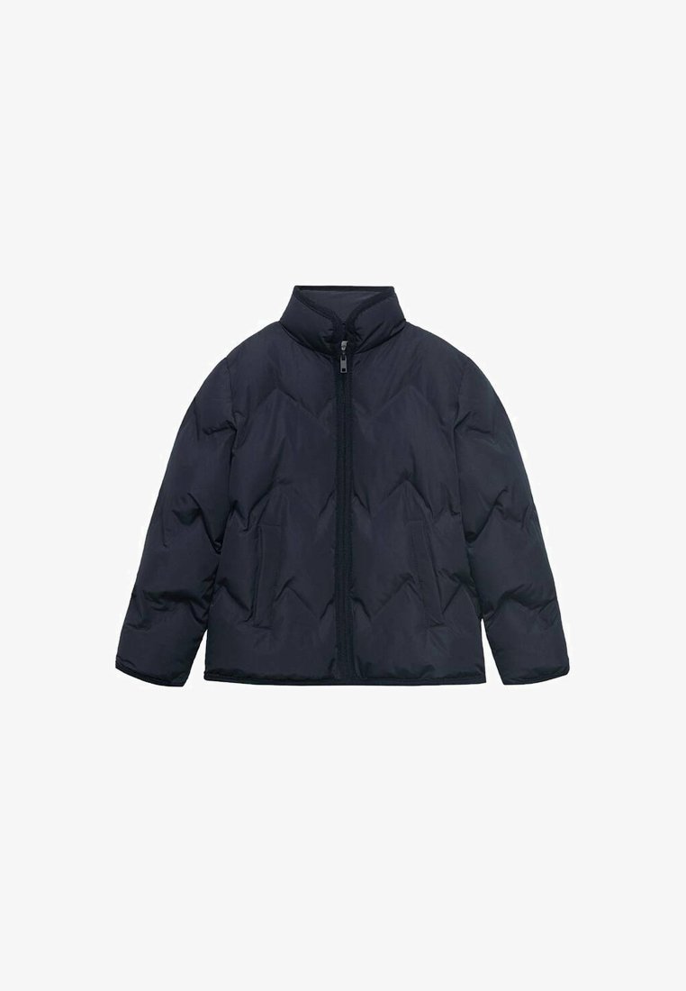 Námořnická puffer bunda s vysokým límcem, předním zipem a dvěma bočními kapsami. Obsahuje vzor v diamantovém prošívání a uvolněné rukávy.