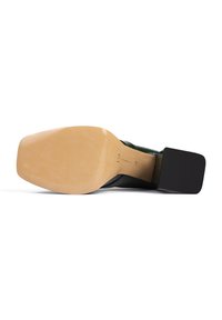 Semelle d'une chaussure à talon haut noire avec un bout carré et un talon bloc, montrant la marque de taille 37 sur la semelle couleur beige.