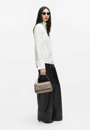 KARL LAGERFELD, K/ESSENTIAL PLIE FLAP CB - Sac à main - ash grey