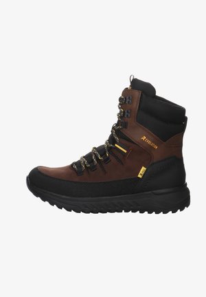 Botte de randonnée en cuir marron avec des accents noirs, tige texturée, lacets jaunes et semelle en caoutchouc robuste conçue pour une utilisation en extérieur.