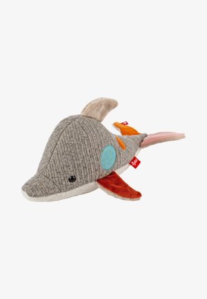 Morbido peluche a forma di delfino con corpo grigio testurizzato, pinne arancioni e rosa, macchia blu sul lato e occhio a bottone nero su sfondo bianco.